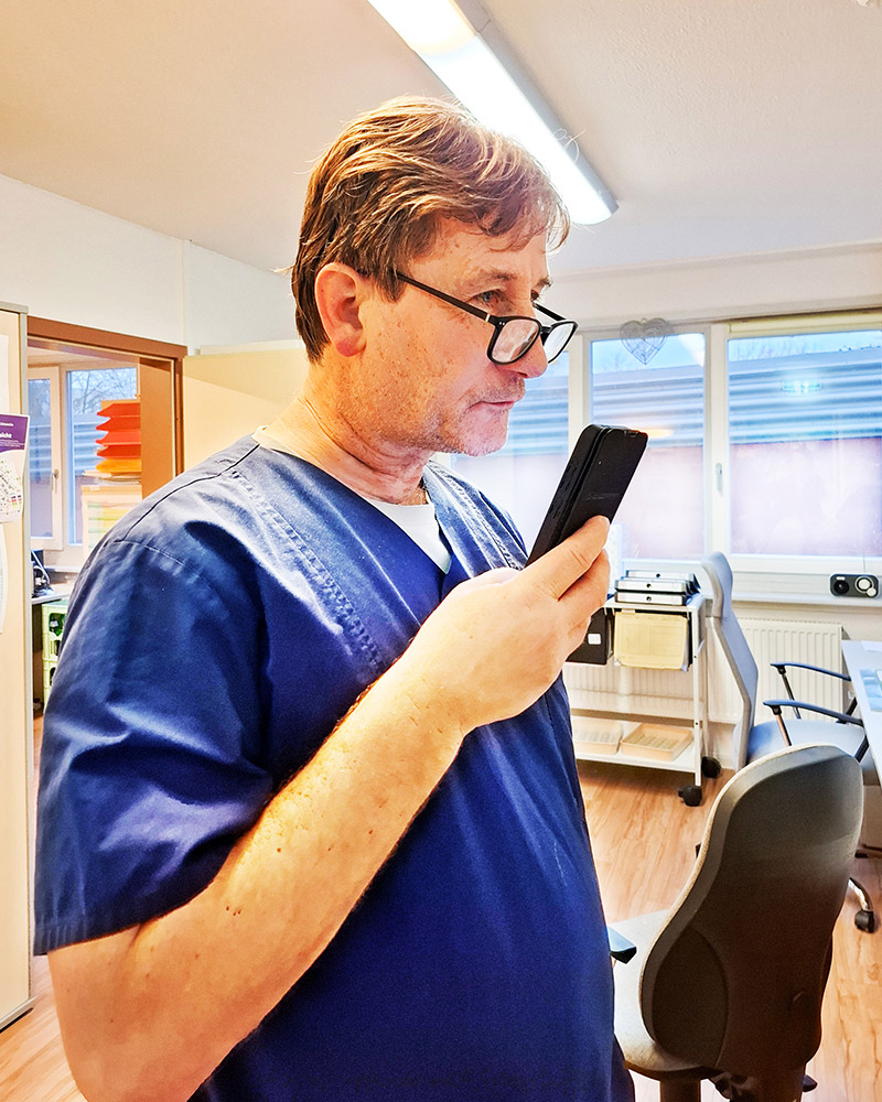 Mitarbeiter im HAF arbeitet mit voize