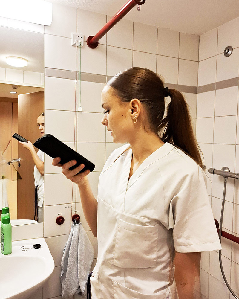 Laura - Azubi im Bereich WABE arbeitet mit voize